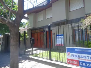 EXCELENTE CASA TIPO DUPLEX. EXCEL. UBICAC: 3 DORM.+2BAÑOS+GARAJE 2AUTOS+JARDIN/FONDO/TERRAZA. LUMINOSA. CONFORTABLE *APTO CREDITO HIPOT.* foto 3