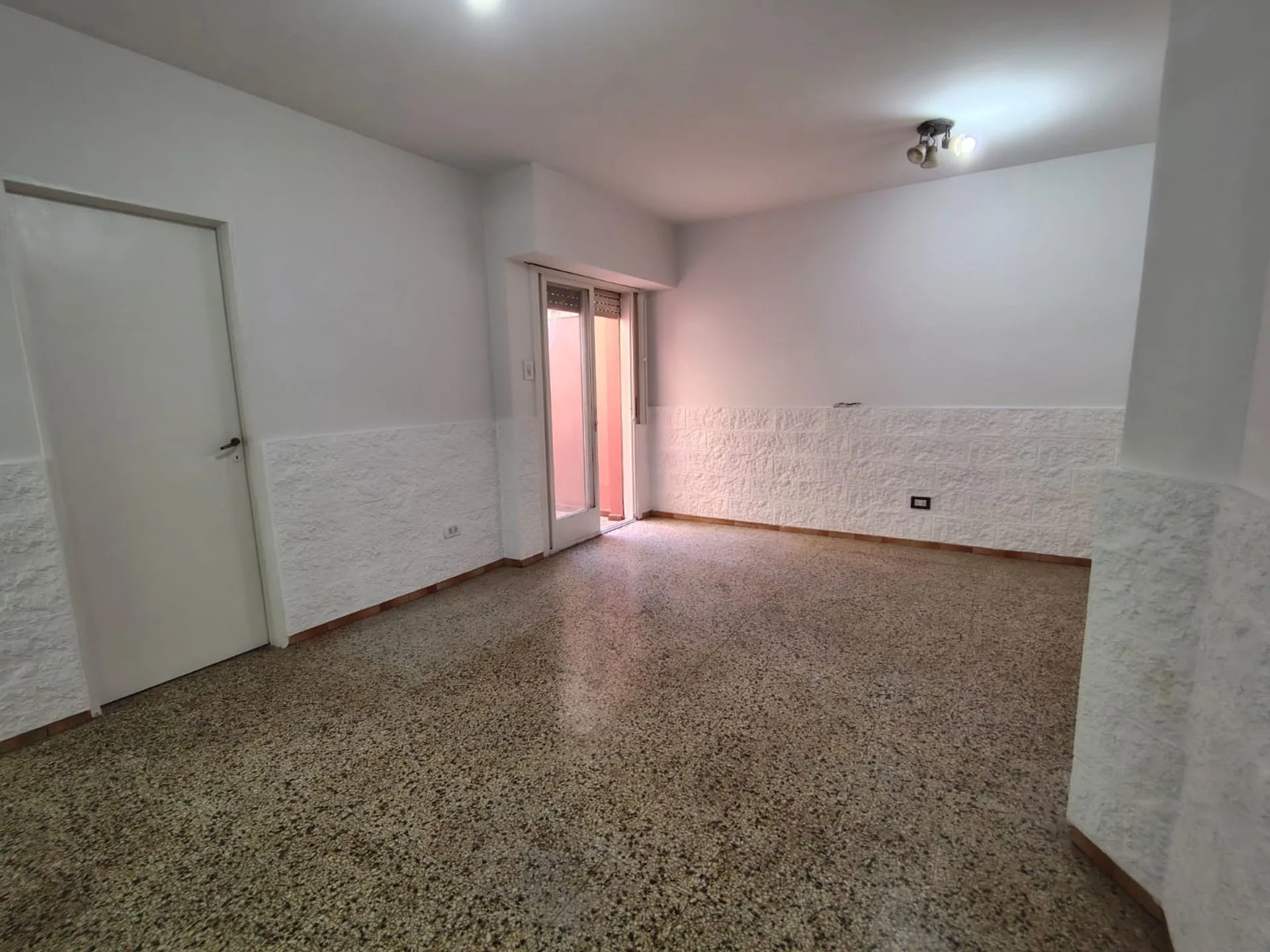 VENTA DPTO 3 AMBIENTES CON PATIO VALENTIN ALSINA foto 2
