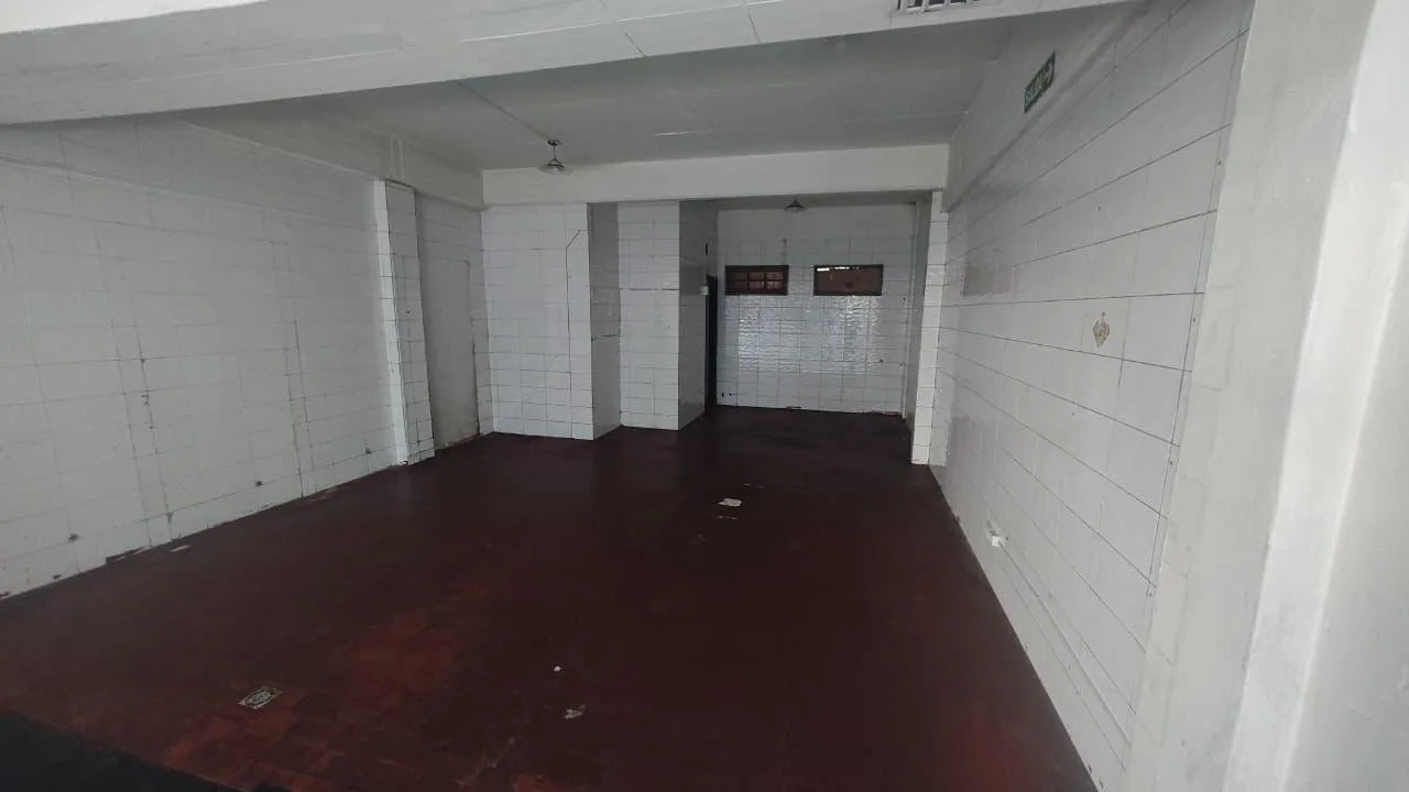 Local comercial 45 m2 aprox.. Especial para kiosco o librería. Frente a escuela. Excelente ubicación foto 3