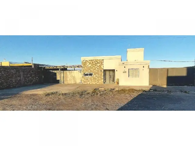 Casa Con Patio Muy Amplio C Pileta - Calefon Solar - Porton Automatico - 3 Split Frio-calor - Sólo 1 Año De Antigüedad.
