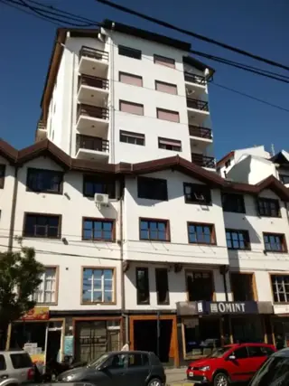 Departamento de 3 dormitorios y dos baños sobre Mitre, con vista al lago y cochera foto 1
