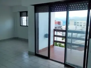 Departamento de 3 dormitorios y dos baños sobre Mitre, con vista al lago y cochera foto 2