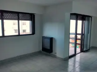 Departamento de 3 dormitorios y dos baños sobre Mitre, con vista al lago y cochera foto 3