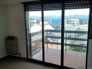 Departamento de 3 dormitorios y dos baños sobre Mitre, con vista al lago y cochera foto 4