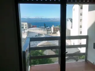 Departamento de 3 dormitorios y dos baños sobre Mitre, con vista al lago y cochera foto 5