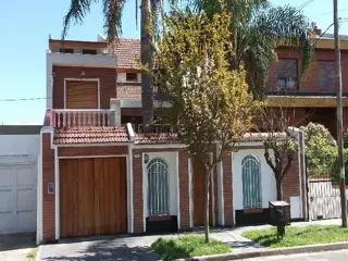 CHALET MUY AMPLIO Y DE EXCELENTE CONSTRUCCION EN PARQUE QUIRNO foto 3