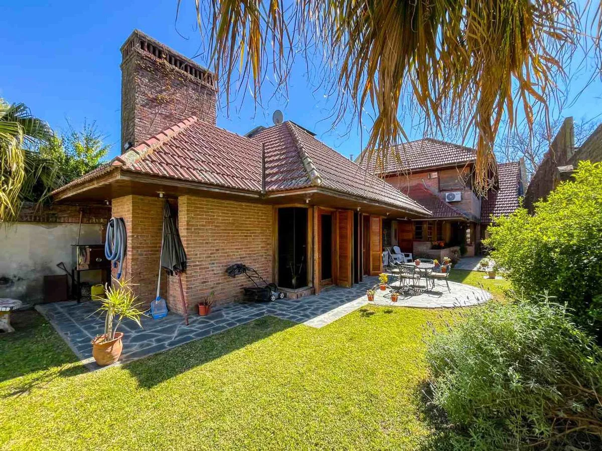 CASA 3 DORMITORIOS EN VENTA LA  PLATA CON PILETA foto 2