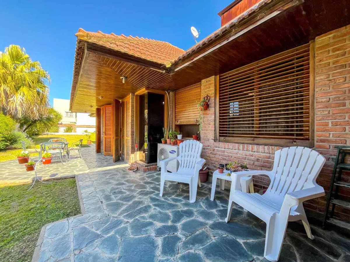 CASA 3 DORMITORIOS EN VENTA LA  PLATA CON PILETA foto 3