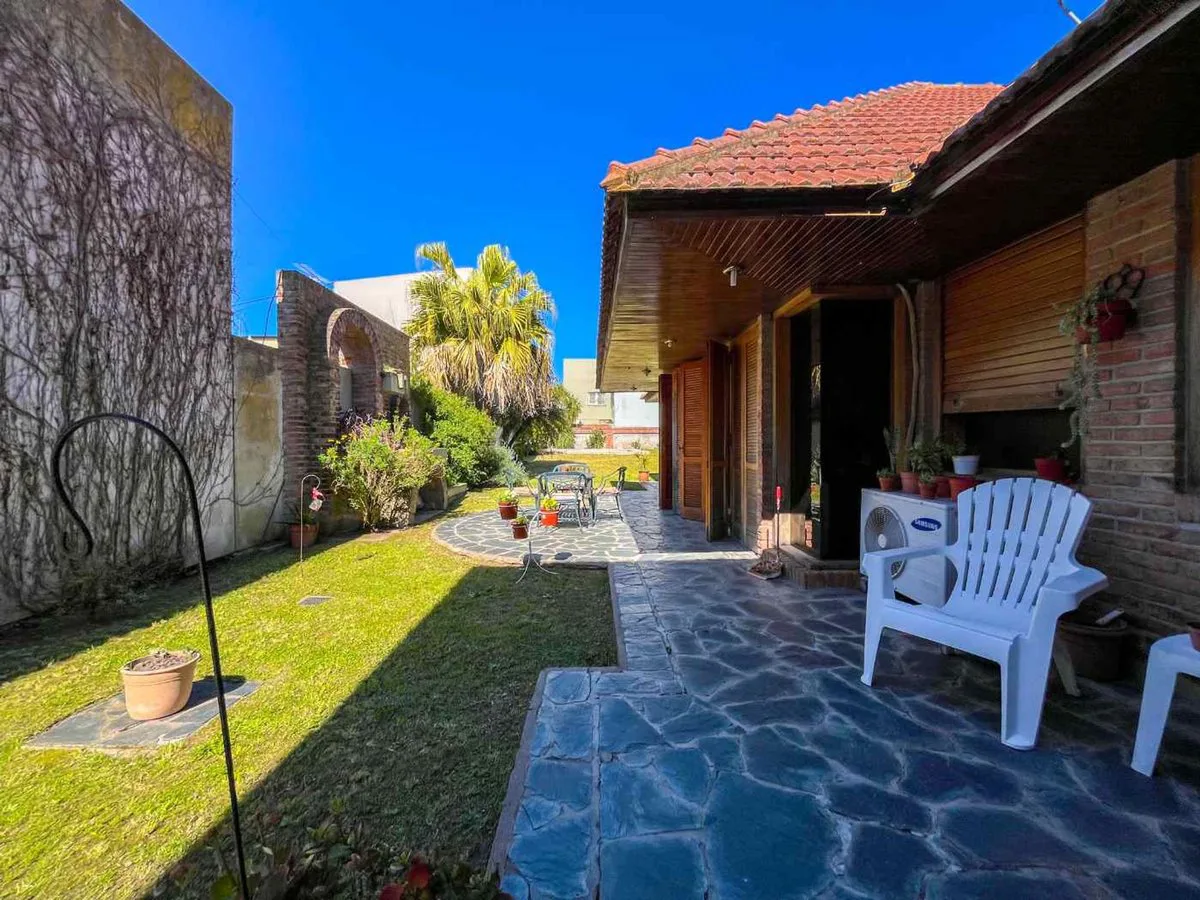 CASA 3 DORMITORIOS EN VENTA LA  PLATA CON PILETA foto 4