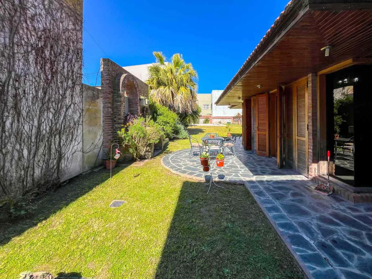 CASA 3 DORMITORIOS EN VENTA LA  PLATA CON PILETA foto 5
