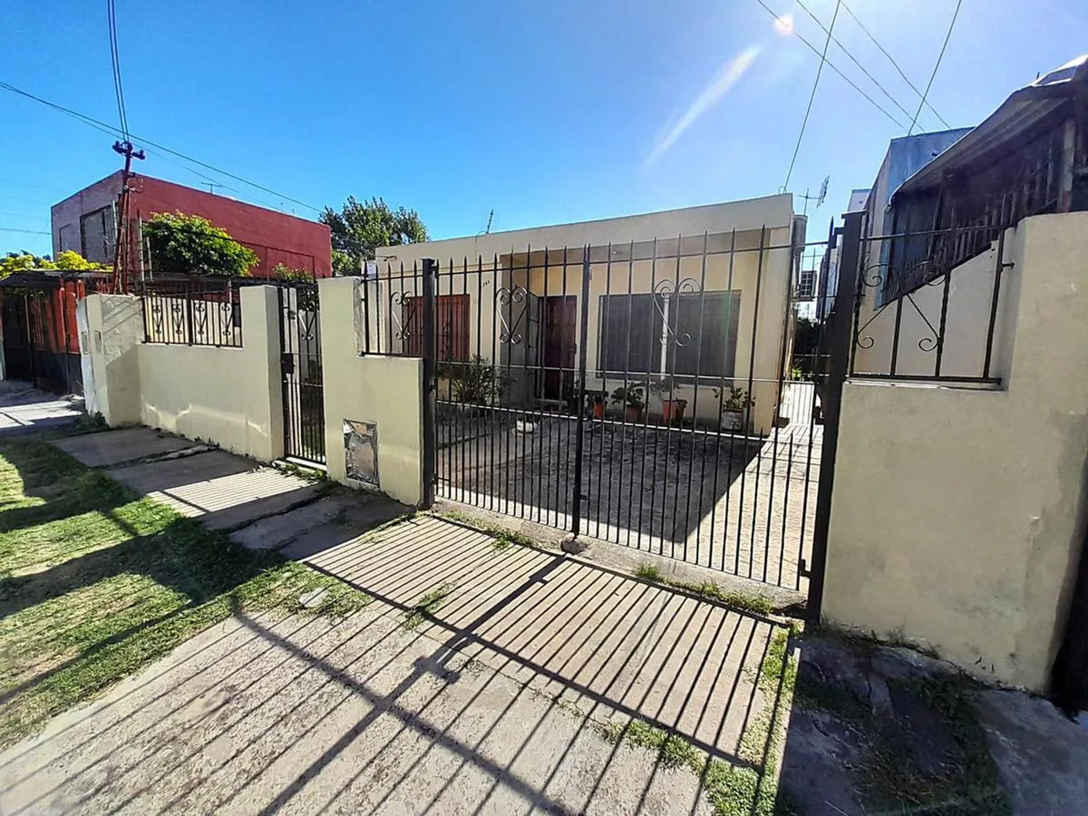 VENTA CASA 3 AMB EN MONTE CHINGOLO APTO CREDITO foto 3