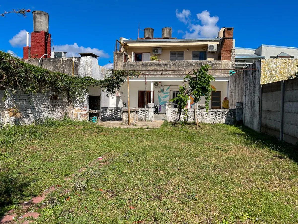 Casa 2 dormitorios, Av. Ejército en planta baja