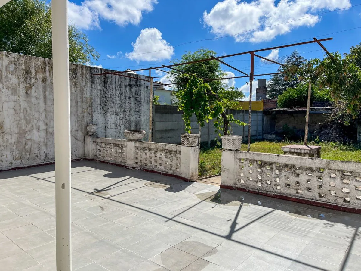 Casa 2 dormitorios, Av. Ejército en planta baja foto 2