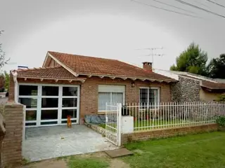 Gran Casa de 4 dormitorios y dos baños, patio y pileta de lona , a 6 cuadras del mar y 9 de la peatonal, en monte hermoso foto 1