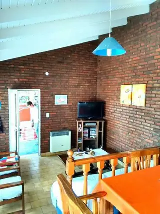 Gran Casa de 4 dormitorios y dos baños, patio y pileta de lona , a 6 cuadras del mar y 9 de la peatonal, en monte hermoso foto 2