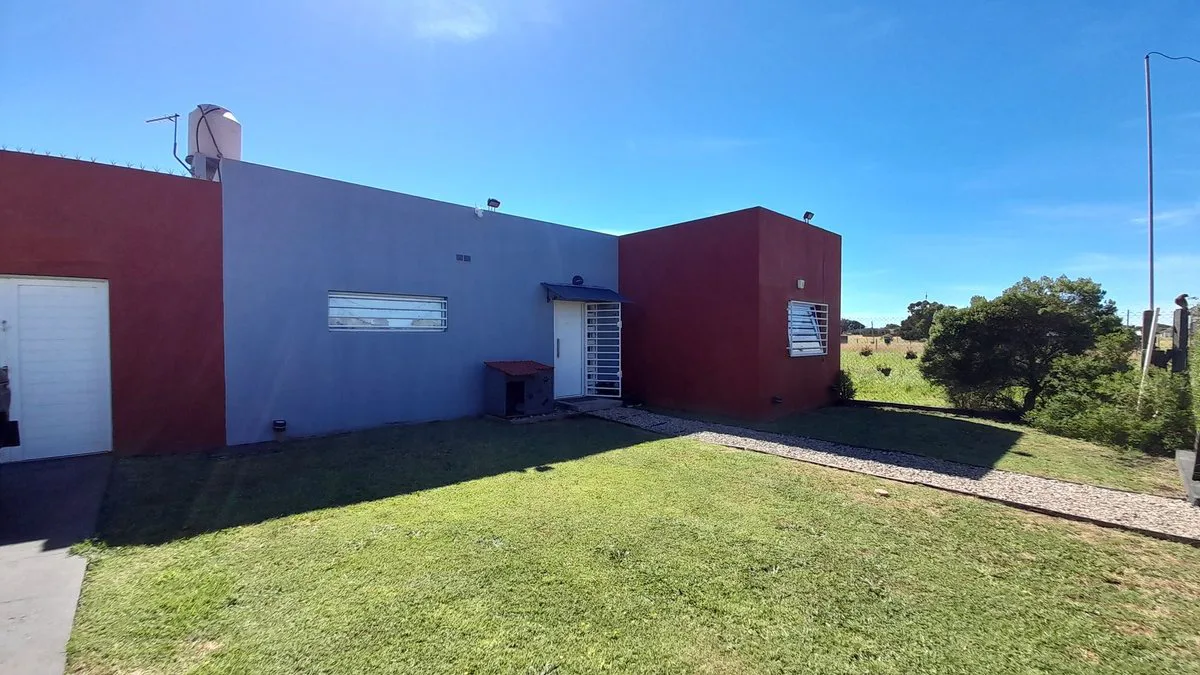 VENTA CASA 3 AMB MODERNA CON PARQUE Y GARAGE foto 2