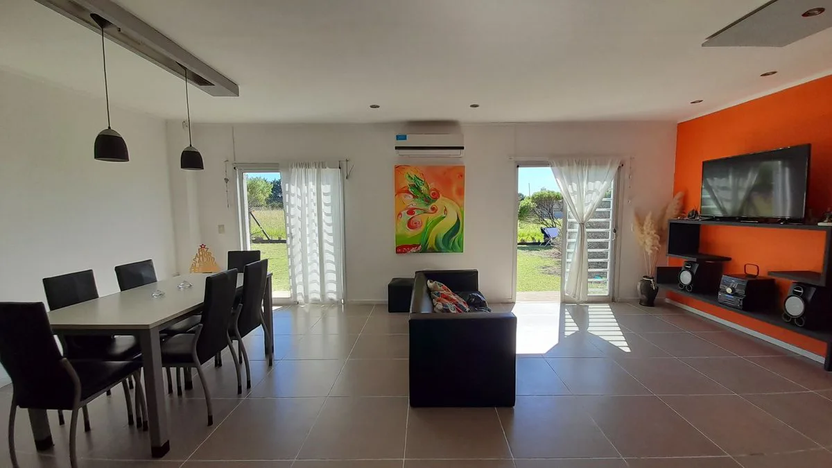 VENTA CASA 3 AMB MODERNA CON PARQUE Y GARAGE foto 3
