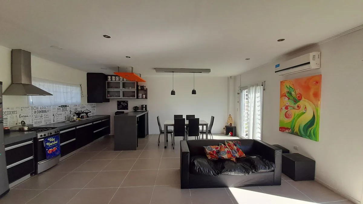 VENTA CASA 3 AMB MODERNA CON PARQUE Y GARAGE foto 4