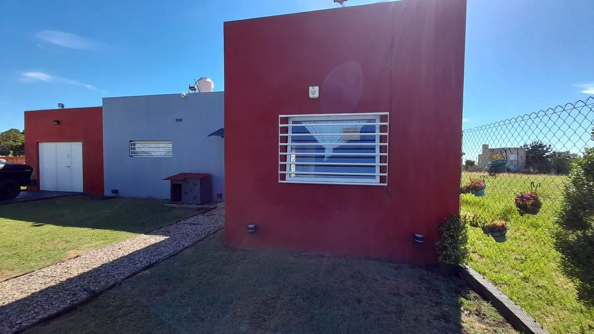 VENTA CASA 3 AMB MODERNA CON PARQUE Y GARAGE foto 5