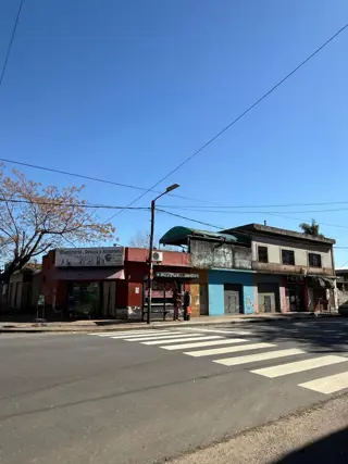 VIVIENDA CON LOCALES SOBRE LOTE EN ESQUINA DE 10X25. foto 1