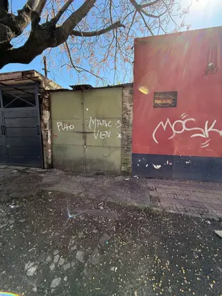 VIVIENDA CON LOCALES SOBRE LOTE EN ESQUINA DE 10X25. foto 2