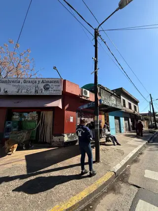 VIVIENDA CON LOCALES SOBRE LOTE EN ESQUINA DE 10X25. foto 5