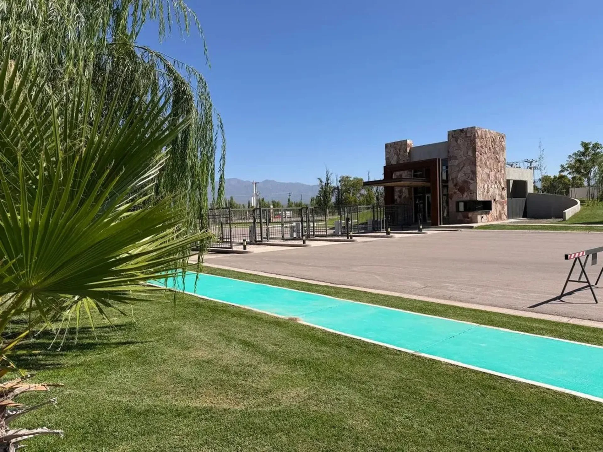 VENTA DE LOTE EN QVATTRO VIAMONTE CHACRAS DE CORIA foto 4