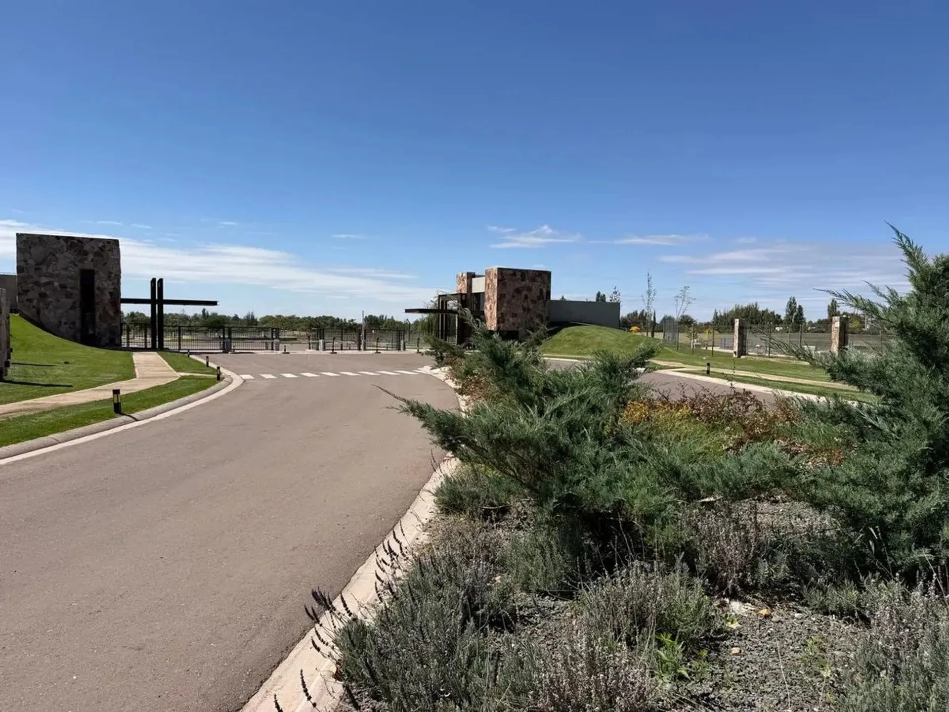 VENTA DE LOTE EN QVATTRO VIAMONTE CHACRAS DE CORIA foto 5