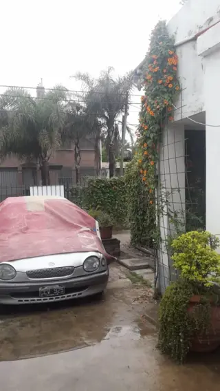 EXCELENTE PROPIEDAD MULTIFAMILIAR, CON ENTRADA DE AUTO Y FONDO LIBRE foto 2