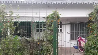 EXCELENTE PROPIEDAD MULTIFAMILIAR, CON ENTRADA DE AUTO Y FONDO LIBRE foto 3