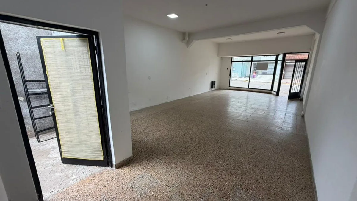 Local Comercial +Depto de 2 dorm c/cochera CENTRO foto 3
