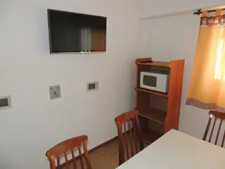 DEPARTAMENTO EN PLANTA BAJA A UNA CUADRA DEL MAR Y DOS DE LA PEATONAL EN MONTE HERMOSO foto 2