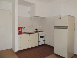 DEPARTAMENTO EN PLANTA BAJA A UNA CUADRA DEL MAR Y DOS DE LA PEATONAL EN MONTE HERMOSO foto 3