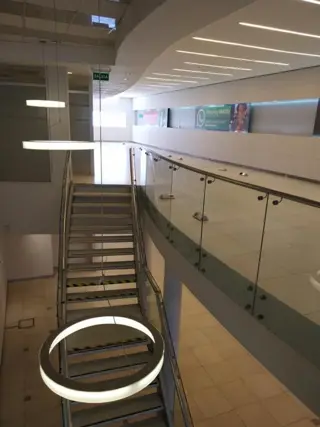 Excelente local comercial Sobre importante avenida. foto 3
