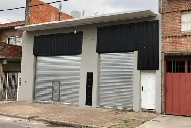 Local/galpon con entrepiso, patio y baño San Justo
