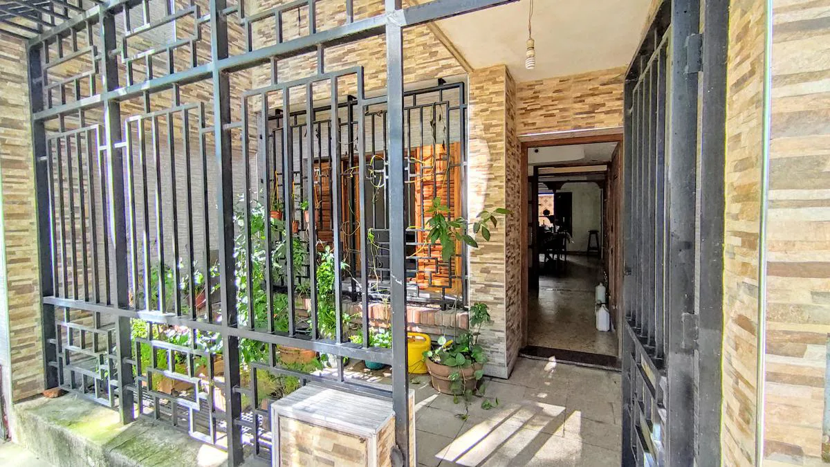 Casa en venta de 4 dormitorios con Cochera y Quincho- Roque Saenz Peña, Rosario. foto 2