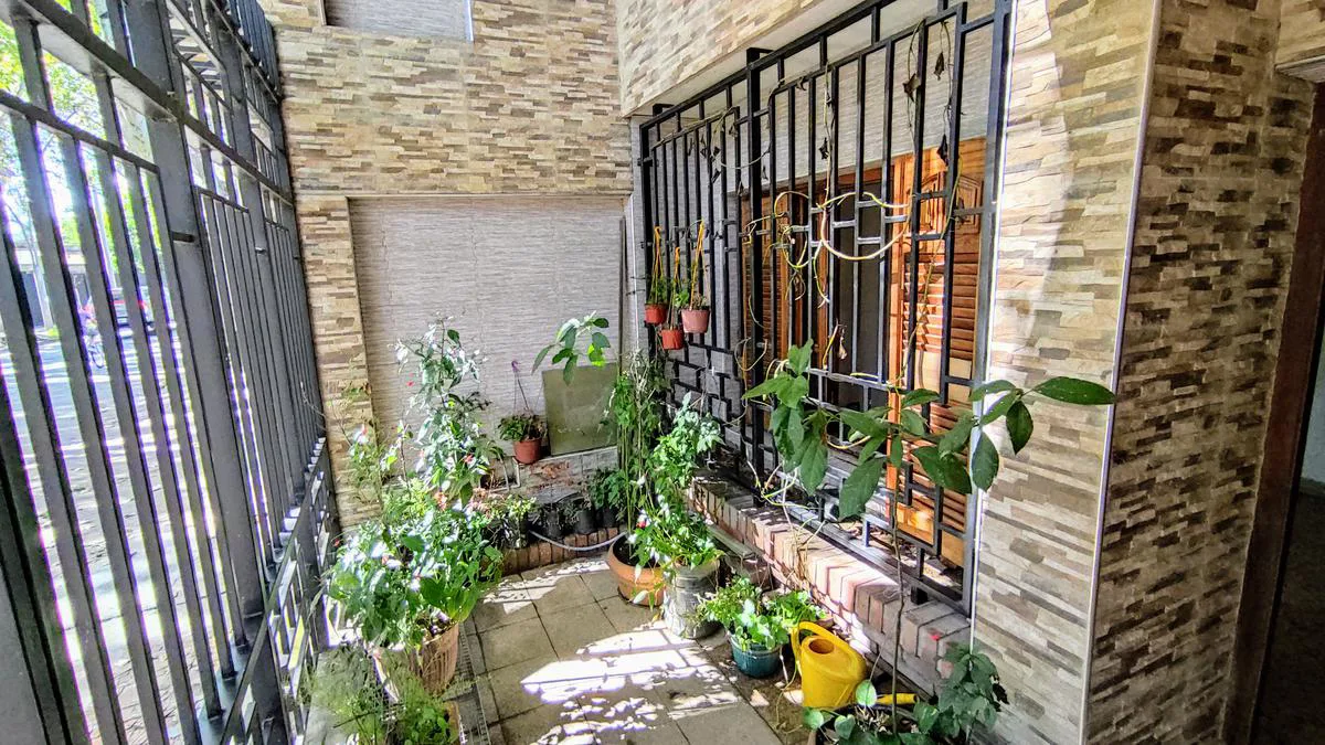 Casa en venta de 4 dormitorios con Cochera y Quincho- Roque Saenz Peña, Rosario. foto 3
