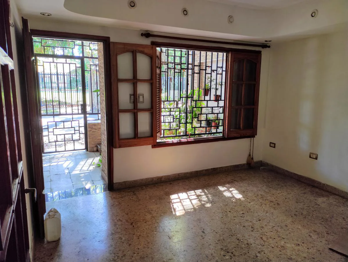 Casa en venta de 4 dormitorios con Cochera y Quincho- Roque Saenz Peña, Rosario. foto 4