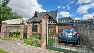 CHALET 4 AMBIENTES CON COCHERA, FONDO Y PILETA. LOTE 9,53x40 mts. foto 3