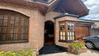 CHALET 4 AMBIENTES CON COCHERA, FONDO Y PILETA. LOTE 9,53x40 mts. foto 4