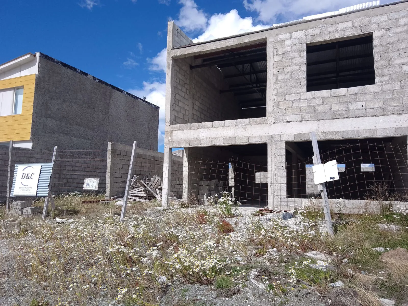VENTA – CASA EN CONSTRUCCIÓN – BARRIO ALTOS DE LA ESTANCIA foto 2