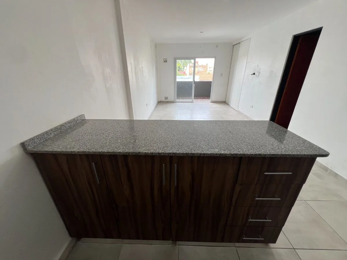 DPTO EN VENTA MONOAMBIENTE CON BALCON LANUS OESTE foto 4