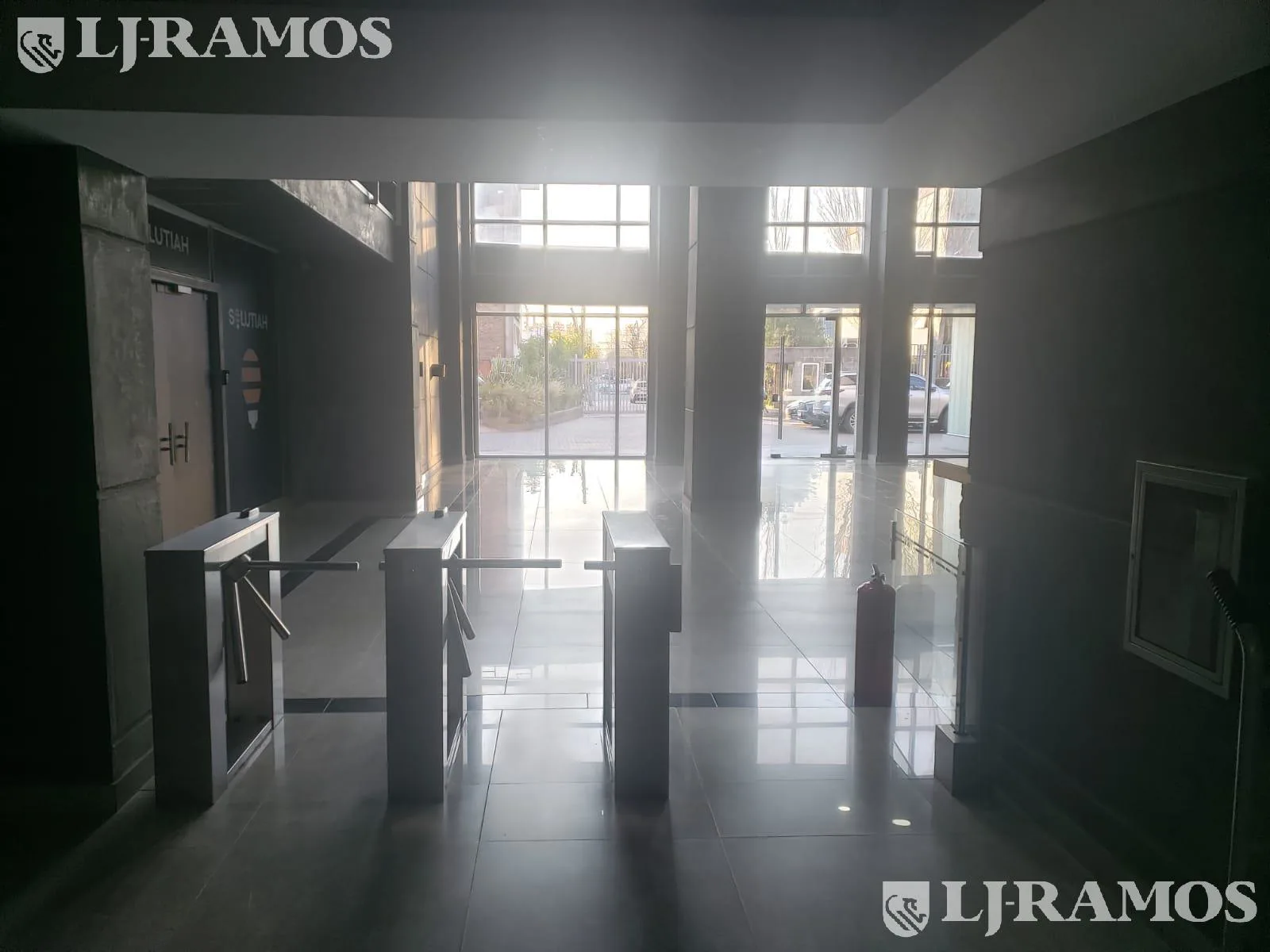 Alquiler o venta de oficina de 140 m2 en Beccar foto 3