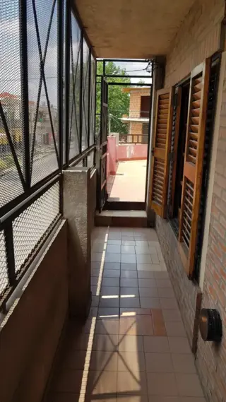 EDIFICIO MULTIFAMILIAR EN IMPORTANTE ESQUINA DE ZONA COMERCIAL,  CON 3 VIVIENDAS EN PLANTA ALTA Y 2 LOCALES CON BAÑO EN PLANTA BAJA. foto 1