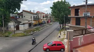EDIFICIO MULTIFAMILIAR EN IMPORTANTE ESQUINA DE ZONA COMERCIAL,  CON 3 VIVIENDAS EN PLANTA ALTA Y 2 LOCALES CON BAÑO EN PLANTA BAJA. foto 2
