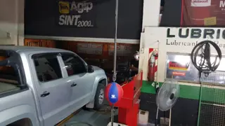 EDIFICIO MULTIFAMILIAR EN IMPORTANTE ESQUINA DE ZONA COMERCIAL,  CON 3 VIVIENDAS EN PLANTA ALTA Y 2 LOCALES CON BAÑO EN PLANTA BAJA. foto 4