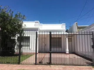 Casa de 3 ambientes en Bernal foto 1