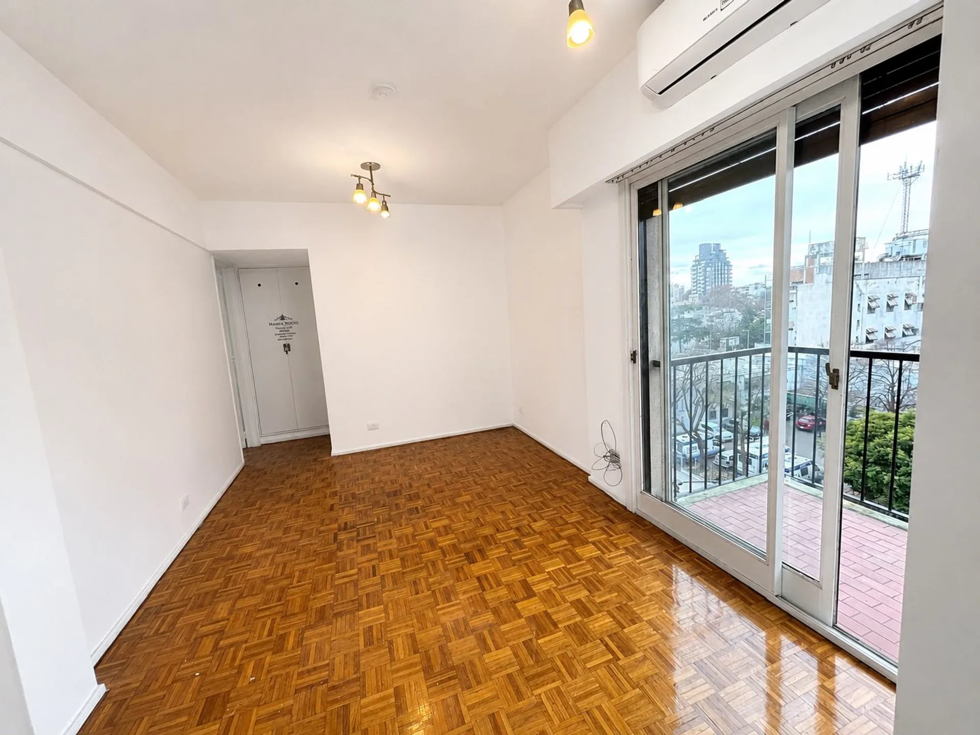 VENTA 2 AMBIENTES AL FRENTE CON BALCON foto 2