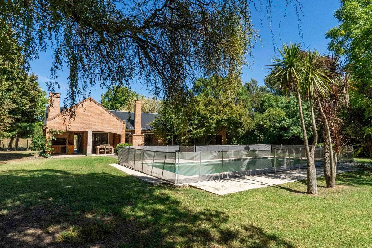 Casa en Venta 4 amb con Pileta Barrio LA VERDAD foto 4
