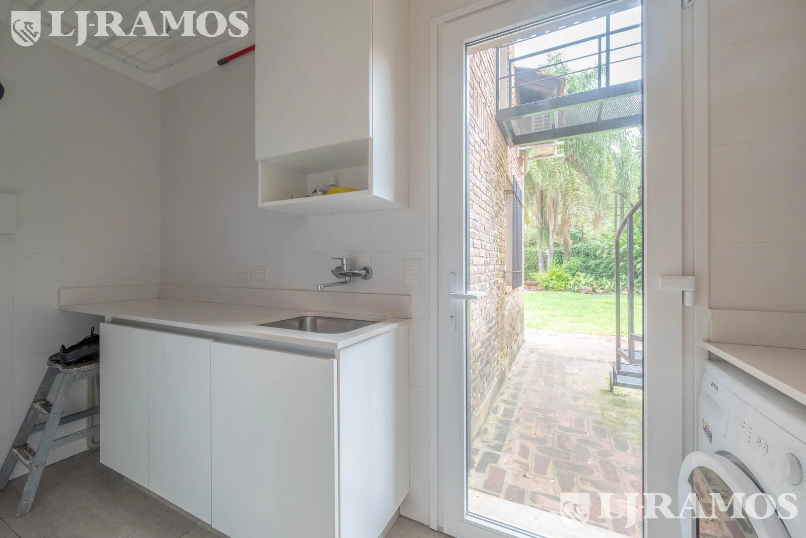 EXCELENTE CASA EN VENTA EN CUL DE SAL EN PUNTA CHICA, CON UBICACION PREMIUM DE LIBERTADOR AL RIO. foto 5